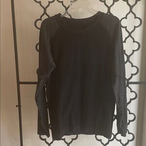 NWOT Men’s Black and Grey Middleweight Color Block Long Sleeve Crewneck Pullover